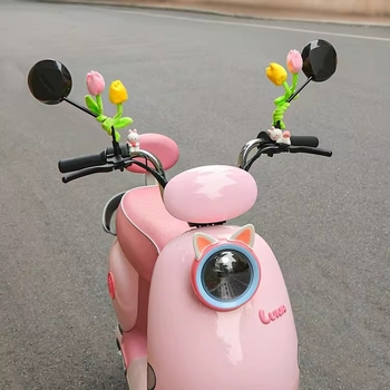 Dekorácia spätného zrkadla elektrického skútra s buketom tulipánov, roztomilý ozdobný prvok