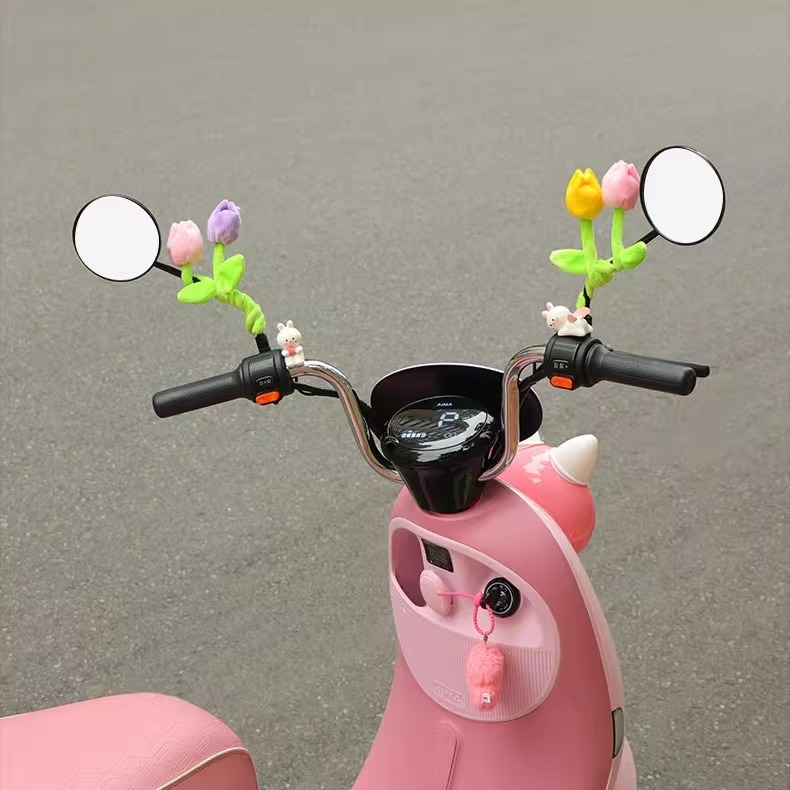 Dekorácia spätného zrkadla elektrického skútra s buketom tulipánov, roztomilý ozdobný prvok