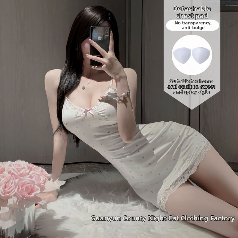 Čipēta naktsveļa sievietēm ar ziedu rakstu un iekšējiem krūšu spilveniem; poliesterā audums, 70–80% poliester.