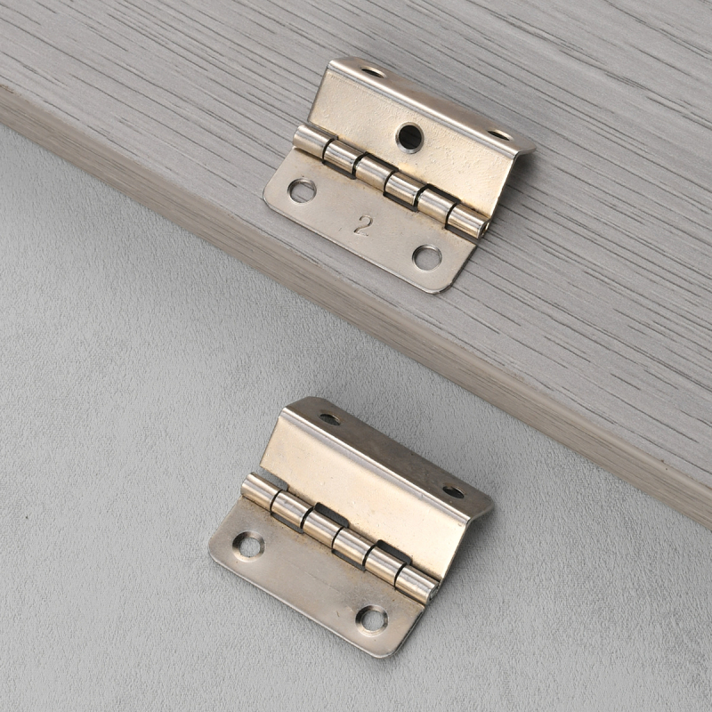 Pánt na nábytok, trojsklopný, s 4 alebo 5 otvormi, niklované zliatiny, jedno ohýbanie, pre domáce použitie