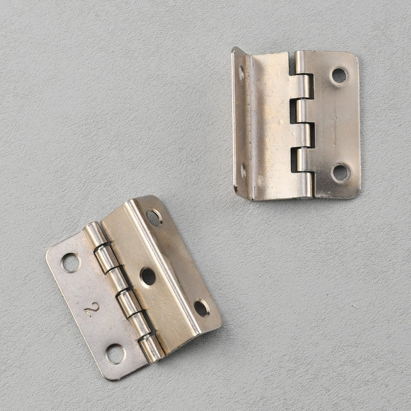 Pánt na nábytok, trojsklopný, s 4 alebo 5 otvormi, niklované zliatiny, jedno ohýbanie, pre domáce použitie