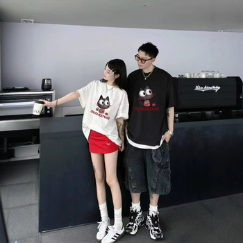 Pamuk majica s karikaturnim uzorkom, kratkih rukava, široki kroj, obična duljina