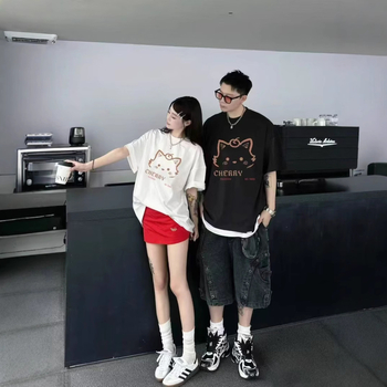 Pamuk majica s karikaturnim uzorkom, kratkih rukava, široki kroj, obična duljina