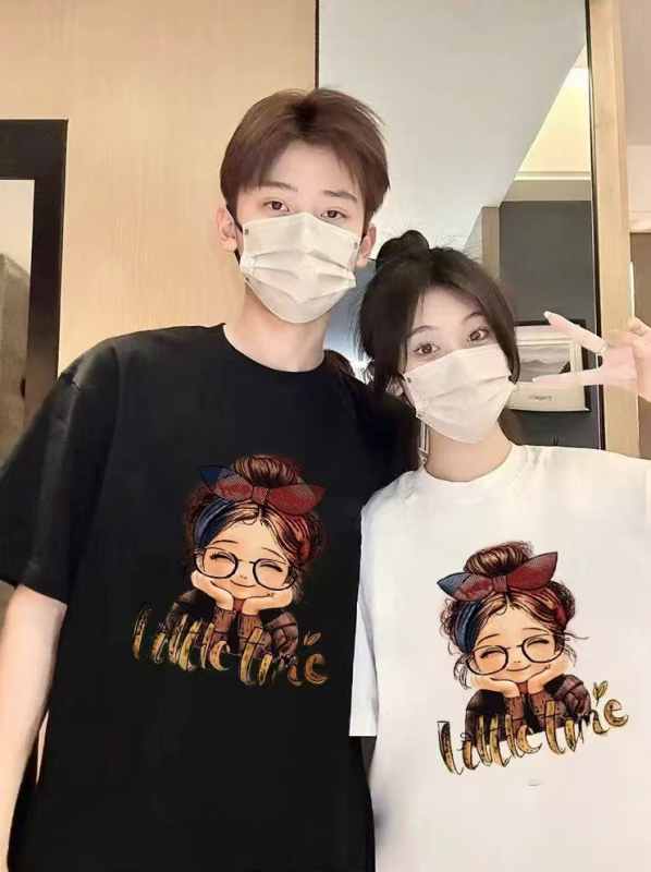 Pamuk majica s karikaturnim uzorkom, kratkih rukava, široki kroj, obična duljina