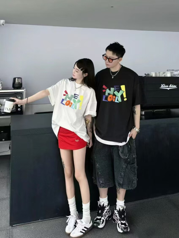 Pamuk majica s karikaturnim uzorkom, kratkih rukava, široki kroj, obična duljina