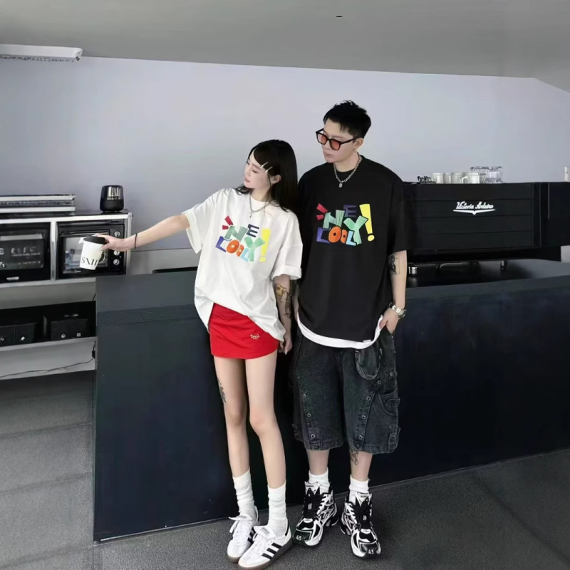 Pamuk majica s karikaturnim uzorkom, kratkih rukava, široki kroj, obična duljina