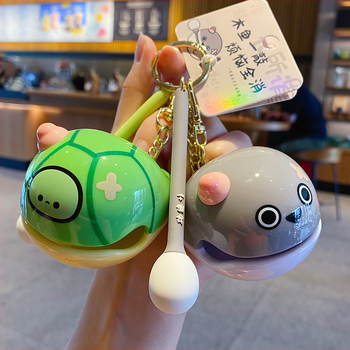 PVC kľúčenka s karikatúrnym štýlom a motívom korytnačky, individuálne balená, vhodná ako darček k svadbám, narodeninám a promóciám.