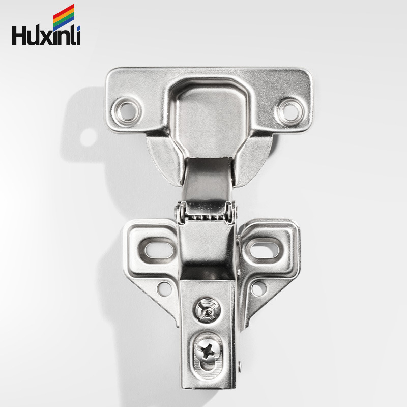 Pánt s krátkym ramenom pre dvere skríň a skriniek, americký štýl; materiál: studený valcovaný oceľ; povrch: meď-nikel; hydraulické tlmenie, tichý chod