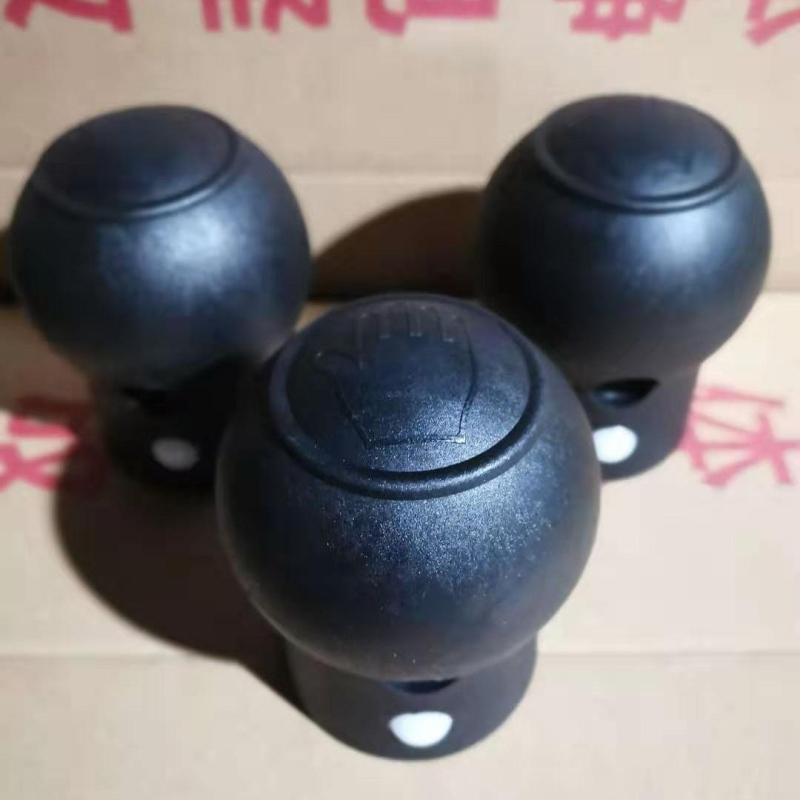 Eliminátor elektostatickej výboja s odolnou proti výbuchu guľovou hlavou, uzemňovacou svorkou, špirálovým káblom a zvukovo‑vizuálnymi indikátormi