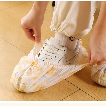 Jednorázové návleky na topánky z netkanej textílie, 0,3 mm, protišmyčné pre vnútorné použitie, vzor medveď, biologicky rozložiteľné