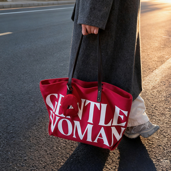 Nylonová tote taška so zipsom, dvojité ramenné popruhy, vnútorné vrecko na telefón a zipsové vrecko, polyesterová podšívka