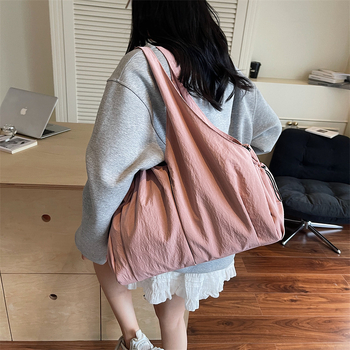 Tote taška – mestská minimalistická, textil, zips, viacero vreciek, vrátane vrecka na telefón, dvojitý ramenný popruh