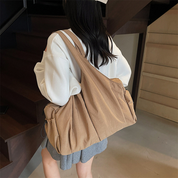 Tote taška – mestská minimalistická, textil, zips, viacero vreciek, vrátane vrecka na telefón, dvojitý ramenný popruh