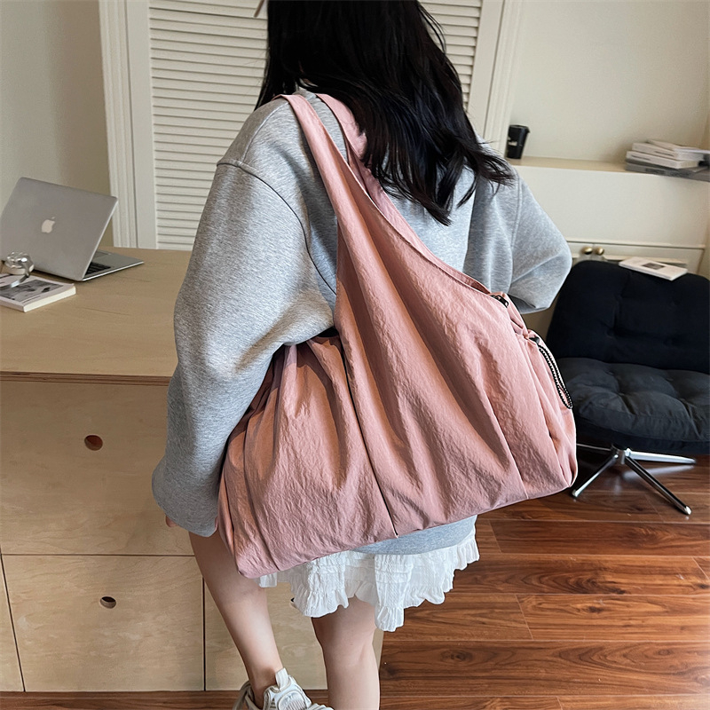 Tote taška – mestská minimalistická, textil, zips, viacero vreciek, vrátane vrecka na telefón, dvojitý ramenný popruh