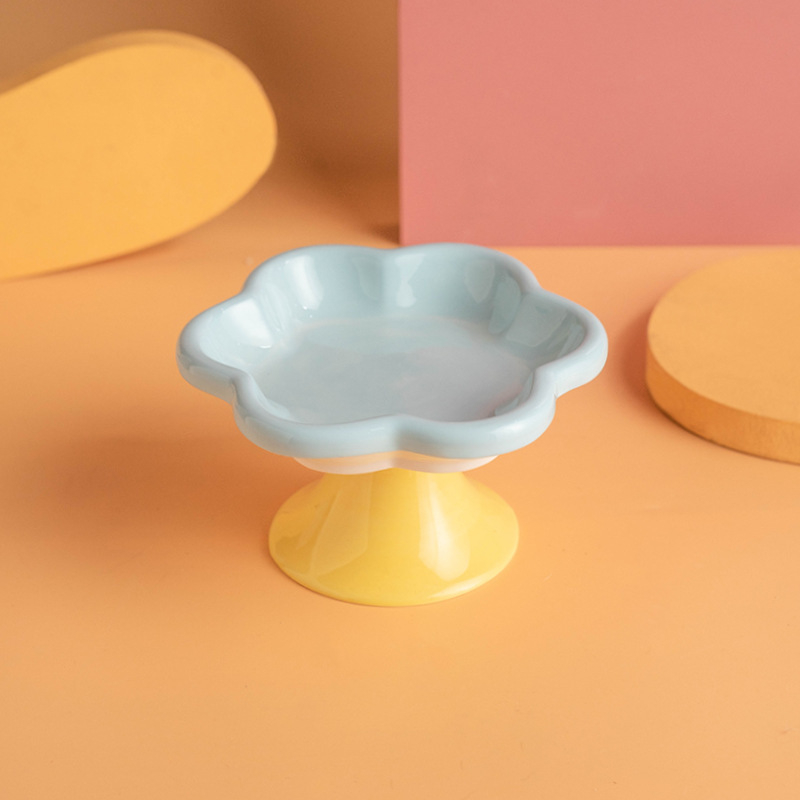 Keraamiline kassikauss lillemustriga, vastu kallutamist, kasside söögitarbed