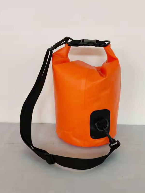 Outdoor batoh z PVC s sieťovým uzáverom pre horolezectvo, táborenie a splavovanie – nepremokavá tkanina; Prispôsobenie k dispozícii; Logo potlačené (Materiál: PVC; Tkanina: Nepremokavá; Prispôsobenie: Áno; Logo: Potlačené; Kapacita: Pozrite si detaily)