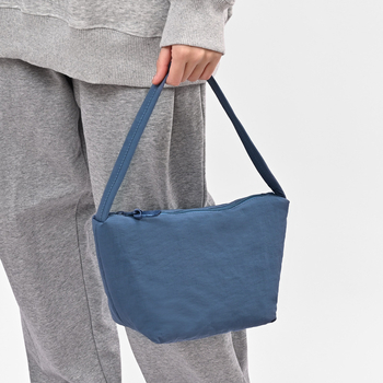 Egyszínű női kézitáska, nagy kapacitású, puha nylon anyagból, minimalist design, alkar- és kézitáska, új modell