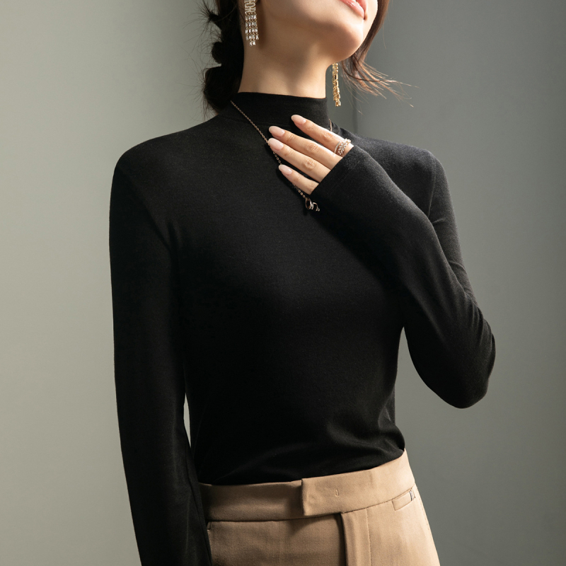 Kootud ühevärviline pikkade varrukatega T-särk stand-up kraega, kitsas lõige