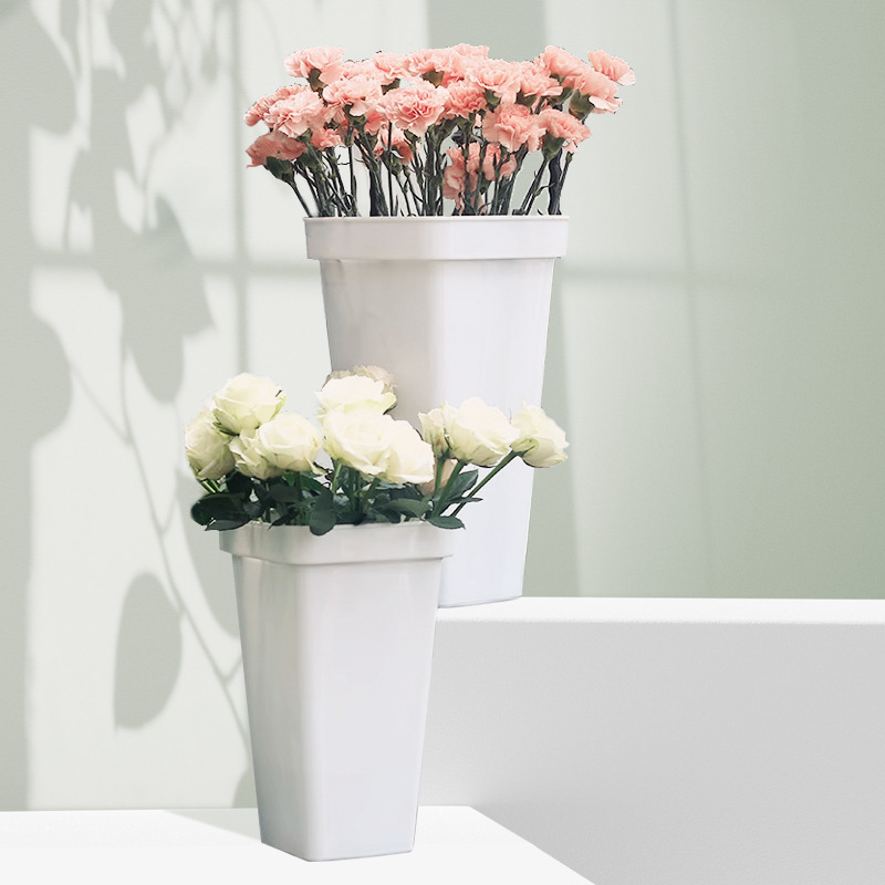 Plastový kvetináč s hrubšími stenami pre floristické aranžovanie, odolný voči korózii, vstrekované prevedenie, na stolné použitie