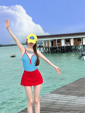 Üheosaline ujumistrikoo võrgustiku mustriga, kõrge vöökoht, avatud selg, rinna padjad