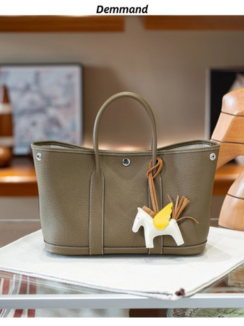 Taška typu Tote z pravej kože s bavlnenou podšívkou, magnetické zapínanie, laminovaný vnútorný priestor so zipsom