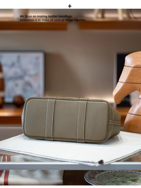 Taška typu Tote z pravej kože s bavlnenou podšívkou, magnetické zapínanie, laminovaný vnútorný priestor so zipsom