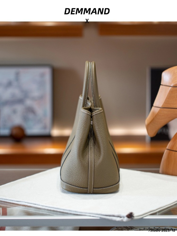 Taška typu Tote z pravej kože s bavlnenou podšívkou, magnetické zapínanie, laminovaný vnútorný priestor so zipsom