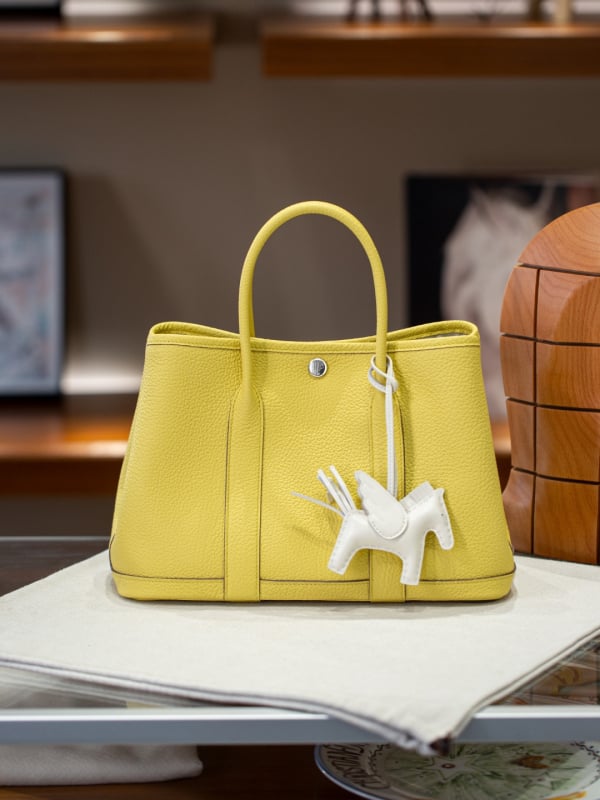 Taška typu Tote z pravej kože s bavlnenou podšívkou, magnetické zapínanie, laminovaný vnútorný priestor so zipsom