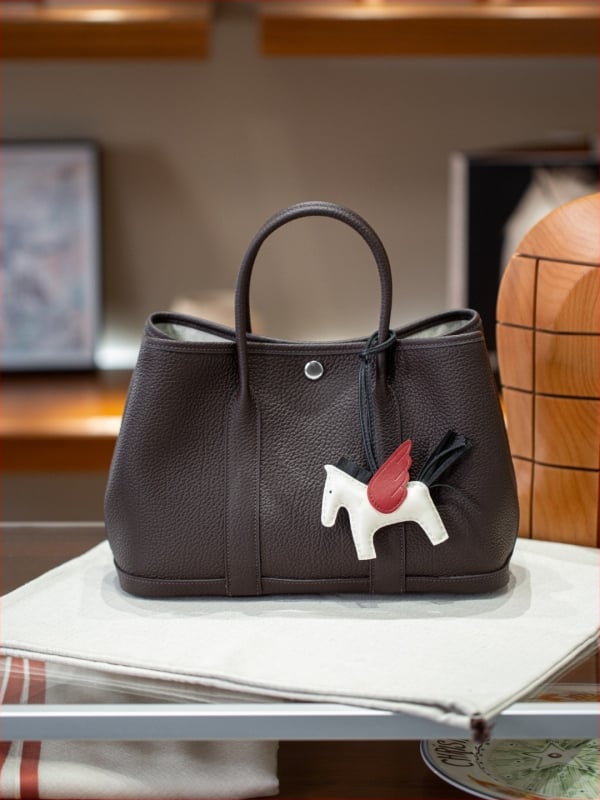 Taška typu Tote z pravej kože s bavlnenou podšívkou, magnetické zapínanie, laminovaný vnútorný priestor so zipsom