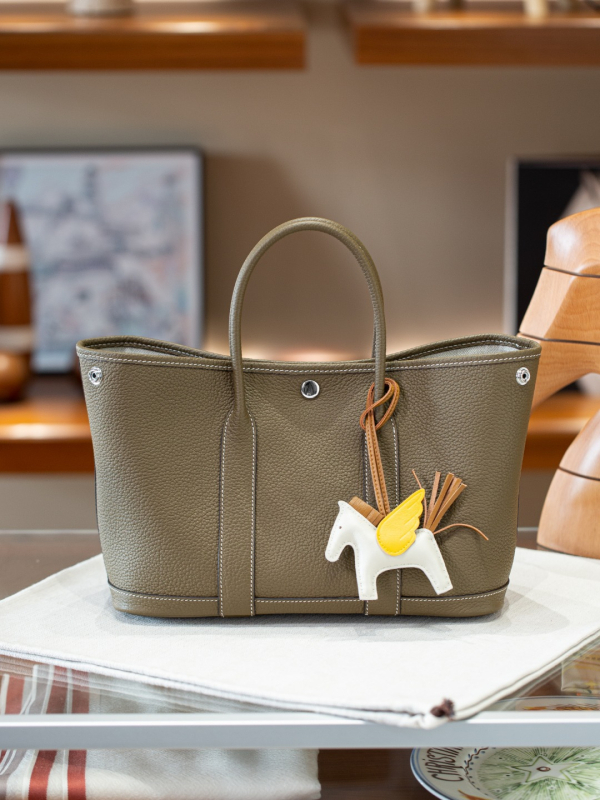 Taška typu Tote z pravej kože s bavlnenou podšívkou, magnetické zapínanie, laminovaný vnútorný priestor so zipsom