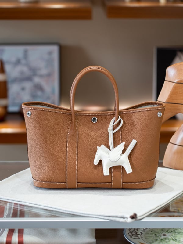 Taška typu Tote z pravej kože s bavlnenou podšívkou, magnetické zapínanie, laminovaný vnútorný priestor so zipsom