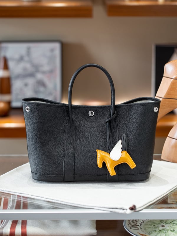 Taška typu Tote z pravej kože s bavlnenou podšívkou, magnetické zapínanie, laminovaný vnútorný priestor so zipsom