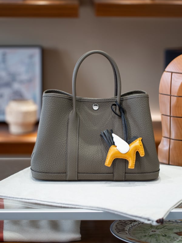 Taška typu Tote z pravej kože s bavlnenou podšívkou, magnetické zapínanie, laminovaný vnútorný priestor so zipsom