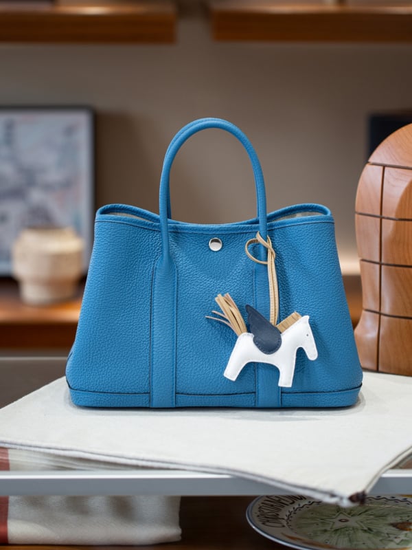 Taška typu Tote z pravej kože s bavlnenou podšívkou, magnetické zapínanie, laminovaný vnútorný priestor so zipsom