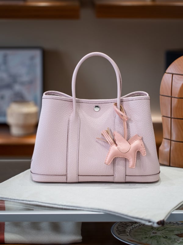 Taška typu Tote z pravej kože s bavlnenou podšívkou, magnetické zapínanie, laminovaný vnútorný priestor so zipsom