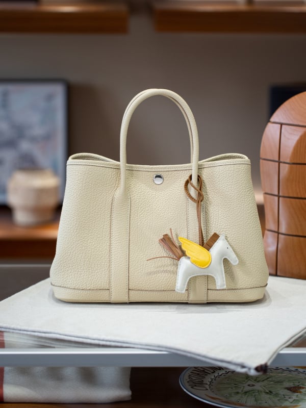 Taška typu Tote z pravej kože s bavlnenou podšívkou, magnetické zapínanie, laminovaný vnútorný priestor so zipsom