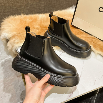 Chelsea csizmák, két réteg marhabőrből készült felsőrész; fleece belső bélés; PU talp; középmagas sarok 3-5 cm