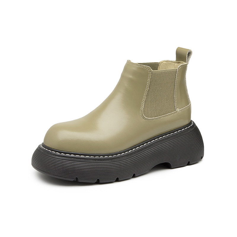 Chelsea csizmák, két réteg marhabőrből készült felsőrész; fleece belső bélés; PU talp; középmagas sarok 3-5 cm