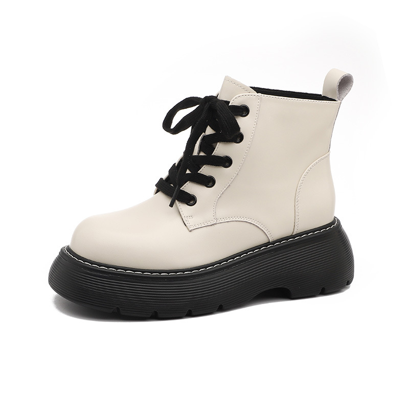 Chelsea csizmák, két réteg marhabőrből készült felsőrész; fleece belső bélés; PU talp; középmagas sarok 3-5 cm
