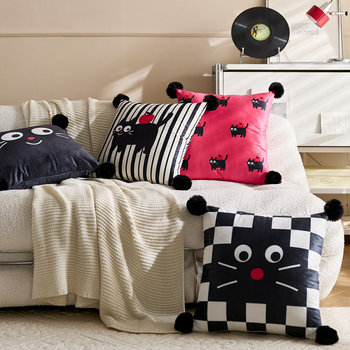 Vankúš objatia s mačacou labkou – dlhý pás, vonkajšia látka polyester, výplň PP bavlna, potlačený vzor, škandinávsky štýl