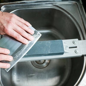 Plastový stojan na brúsenie nožov, hrubšia konštrukcia, nastaviteľný držiak pod drezom, Li Zhe, štýl Španielsko