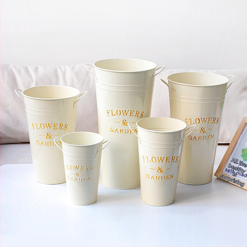 Železný kvetináč – ručne vyrobený, odolný voči korózii, pevný; na stôl, na podlahu a kombinované použitie.