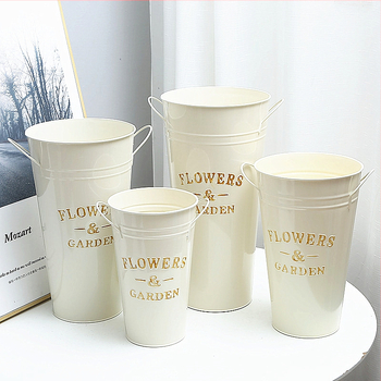 Železný kvetináč – ručne vyrobený, odolný voči korózii, pevný; na stôl, na podlahu a kombinované použitie.