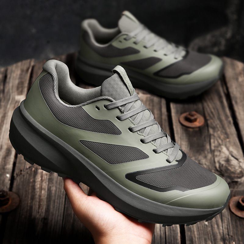 Pánske turistické topánky s priedušnou hornou PU+sieťovinou, stredne vysoký golier, viazanie, PU stielka, lepená podrážka