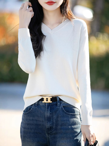 Памучен пуловер с V-образно деколте, дълги ръкави, едноцветен, регулярна кройка