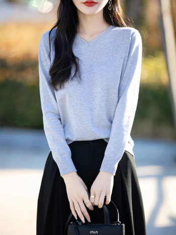 Памучен пуловер с V-образно деколте, дълги ръкави, едноцветен, регулярна кройка