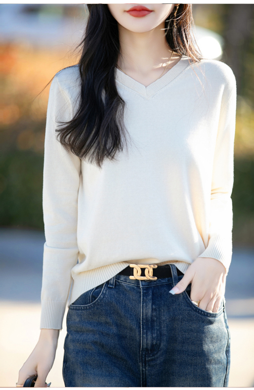 Памучен пуловер с V-образно деколте, дълги ръкави, едноцветен, регулярна кройка