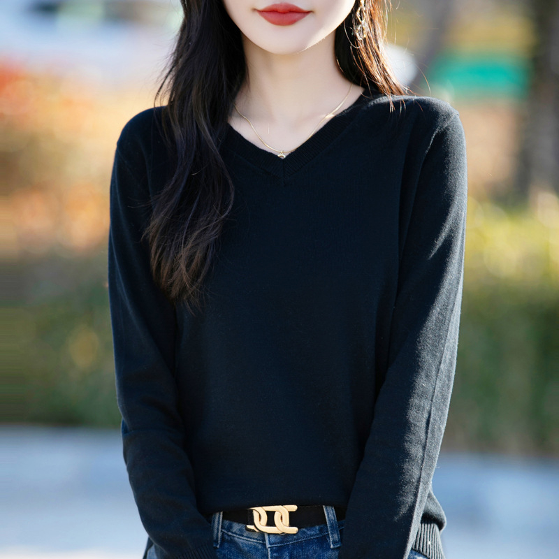 Памучен пуловер с V-образно деколте, дълги ръкави, едноцветен, регулярна кройка