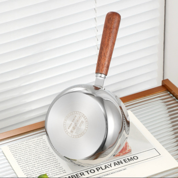 Mliečna kanvica z 304 nerezovej ocele, proti pripáleniu, sklenená pokrievka, viacvrstvové dno, moderný minimalistický štýl