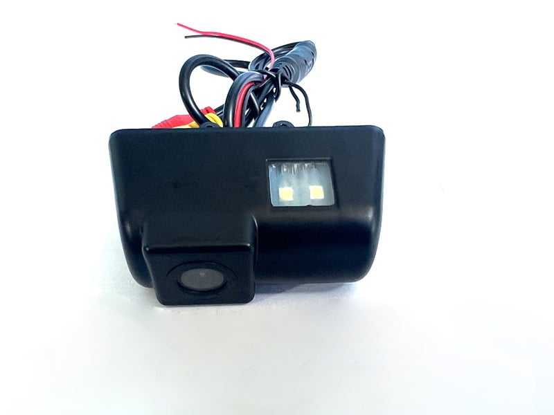 Integrovaná kamera pre spätné videnie do vozidla, model YSJ-0163; rozlíšenie 928×520; nastaviteľný uhol 90–170°; napájanie 12V; video signál N/P systému